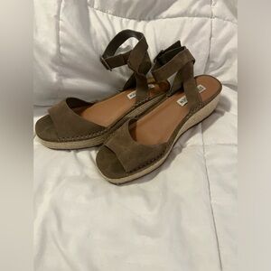 Steve Madden green platform sandals